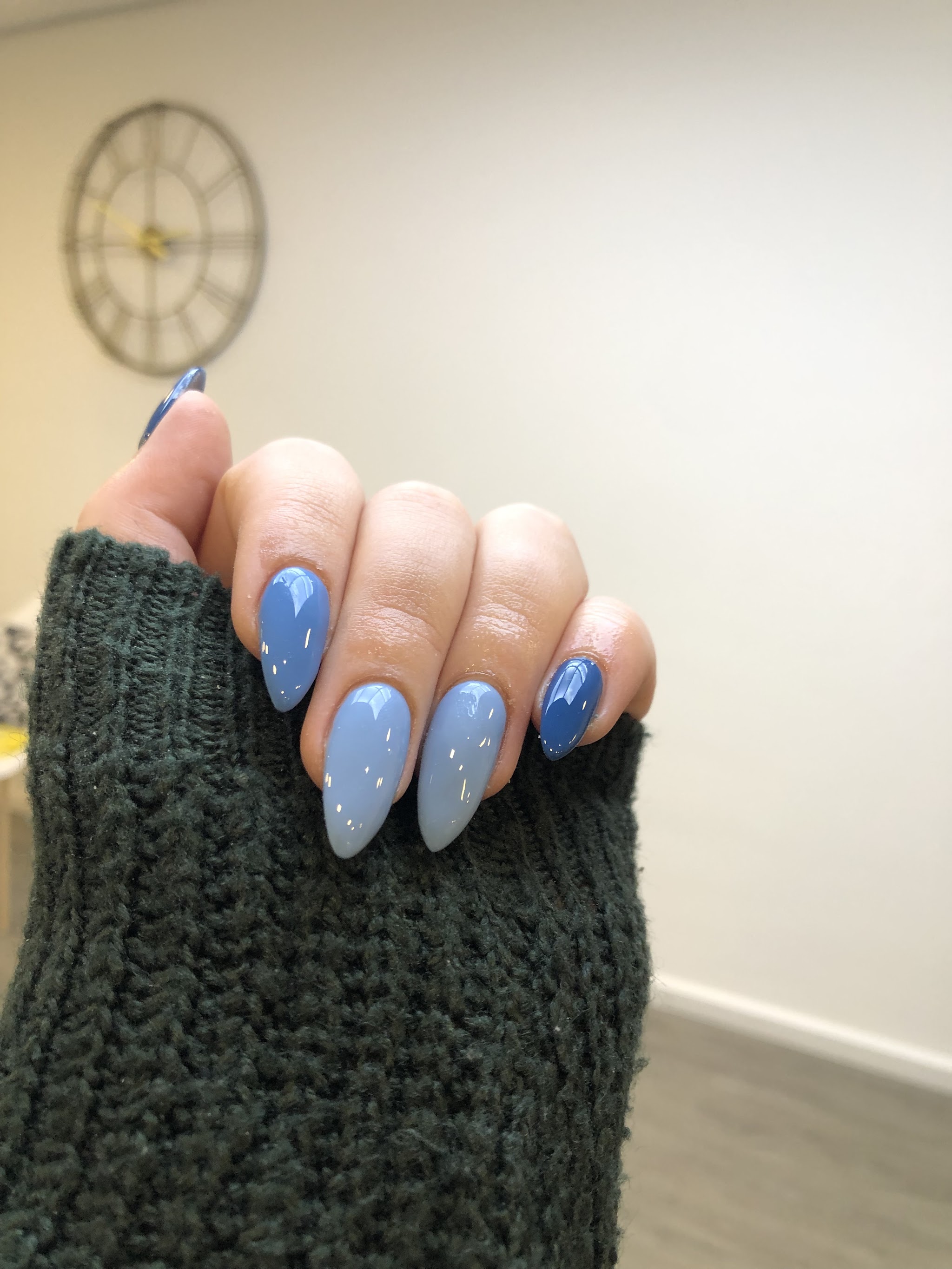 Blauwe amandelnagels, in de salon