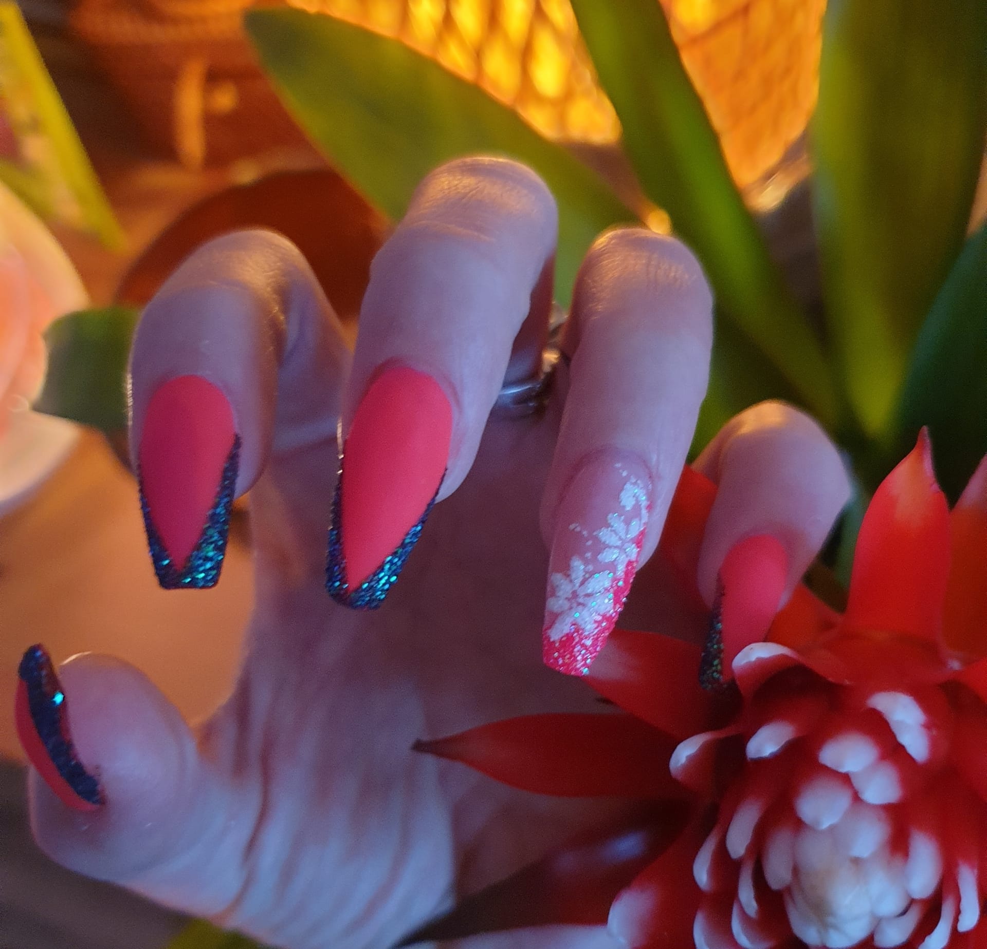 Coffin nagels met donkerblauwe glitter tips en bloemenart