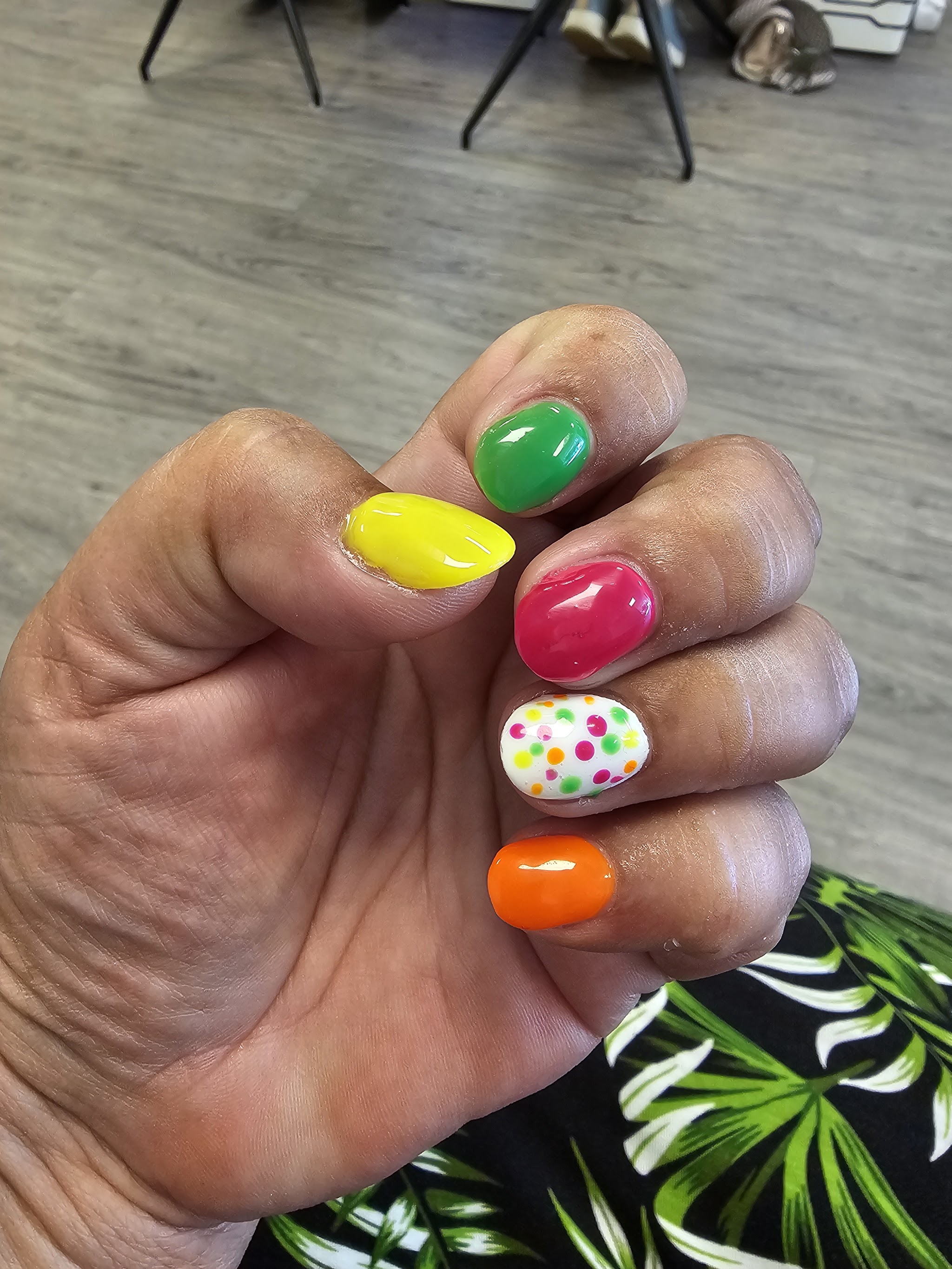 Kleurrijke gelnagels met stippen, geel, groen, roze en oranje