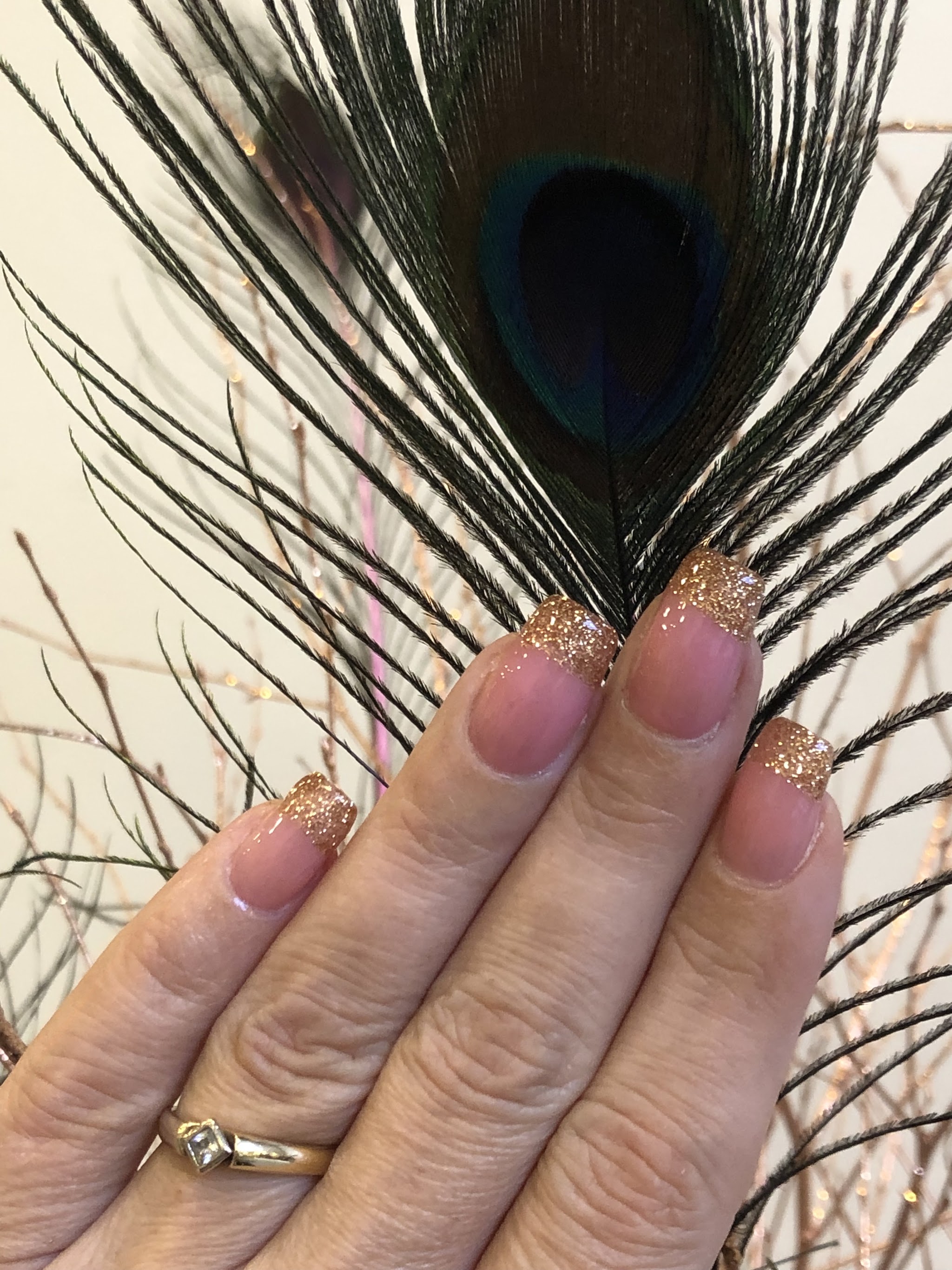 Goudglitter French tips bij een pauwenveer
